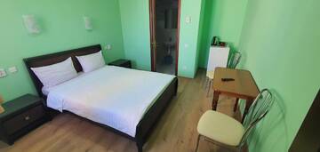 Фото номера Стандартный двухместный номер с 1 кроватью Отель Luxor Inn &amp; Suites г. Черновцы 3