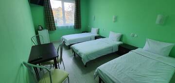 Фото номера Стандартный трехместный номер Отель Luxor Inn &amp; Suites г. Черновцы 6