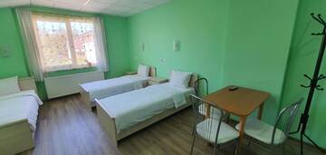 Фото номера Улучшенный трехместный номер Отель Luxor Inn &amp; Suites г. Черновцы 9