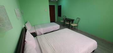 Фото номера Стандартный трехместный номер Отель Luxor Inn &amp; Suites г. Черновцы 5
