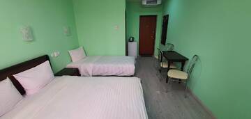 Фото номера Стандартный трехместный номер Отель Luxor Inn &amp; Suites г. Черновцы 6