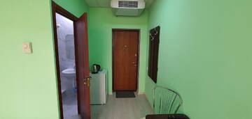 Фото номера Стандартный трехместный номер Отель Luxor Inn &amp; Suites г. Черновцы 2