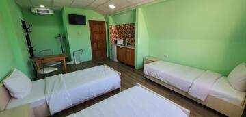 Фото номера Улучшенный трехместный номер Отель Luxor Inn &amp; Suites г. Черновцы 8