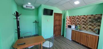 Фото номера Улучшенный трехместный номер Отель Luxor Inn &amp; Suites г. Черновцы 11