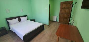 Фото номера Улучшенный двухместный номер с 1 кроватью Отель Luxor Inn &amp; Suites г. Черновцы 4