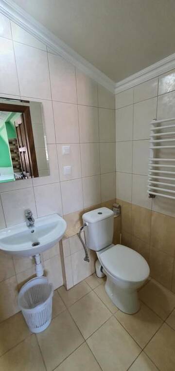 Фото номера Улучшенный трехместный номер Отель Luxor Inn &amp; Suites г. Черновцы 16