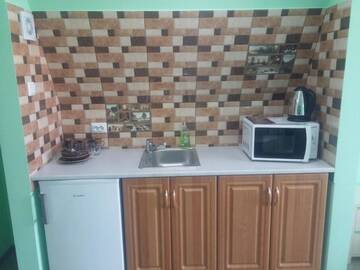 Фото номера Улучшенный трехместный номер Отель Luxor Inn &amp; Suites г. Черновцы 14