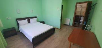 Фото номера Улучшенный двухместный номер с 1 кроватью Отель Luxor Inn &amp; Suites г. Черновцы 3