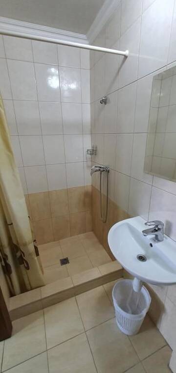 Фото номера Улучшенный трехместный номер Отель Luxor Inn &amp; Suites г. Черновцы 15
