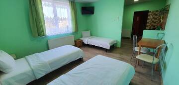 Фото номера Улучшенный трехместный номер Отель Luxor Inn &amp; Suites г. Черновцы 8
