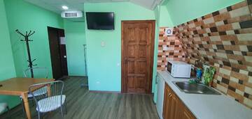 Фото номера Улучшенный трехместный номер Отель Luxor Inn &amp; Suites г. Черновцы 4