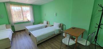 Фото номера Улучшенный трехместный номер Отель Luxor Inn &amp; Suites г. Черновцы 2