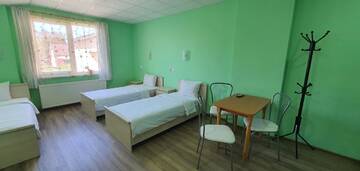 Фото номера Улучшенный трехместный номер Отель Luxor Inn &amp; Suites г. Черновцы 6