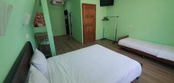 Фото номера Улучшенный трехместный номер Отель Luxor Inn &amp; Suites г. Черновцы 4