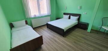 Фото номера Улучшенный трехместный номер Отель Luxor Inn &amp; Suites г. Черновцы 5