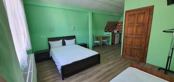 Фото номера Улучшенный трехместный номер Отель Luxor Inn &amp; Suites г. Черновцы 2