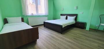 Фото номера Улучшенный трехместный номер Отель Luxor Inn &amp; Suites г. Черновцы 6