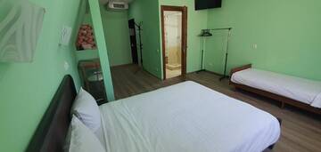 Фото номера Улучшенный трехместный номер Отель Luxor Inn &amp; Suites г. Черновцы 3