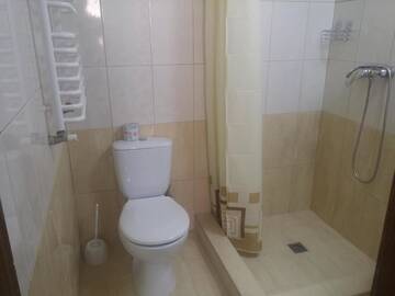 Фото номера Улучшенный трехместный номер Отель Luxor Inn &amp; Suites г. Черновцы 9