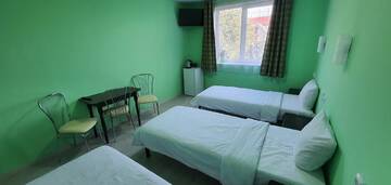 Фото номера Стандартный трехместный номер Отель Luxor Inn &amp; Suites г. Черновцы 4
