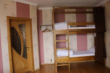 Фото номера Семейный номер с общей ванной комнатой на этаже Хостелы Sweet Home Hostel / Guest House г. Черновцы 2