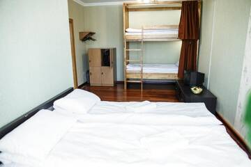 Фото номера Семейный номер с общей ванной комнатой на этаже Хостелы Sweet Home Hostel / Guest House г. Черновцы 3