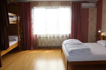 Фото номера Семейный номер с общей ванной комнатой на этаже Хостелы Sweet Home Hostel / Guest House г. Черновцы 5