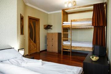 Фото номера Семейный номер с общей ванной комнатой на этаже Хостелы Sweet Home Hostel / Guest House г. Черновцы 2