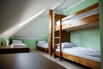Фото номера Кровать в общем 4-местном номере для мужчин и женщин Хостелы Sweet Home Hostel / Guest House г. Черновцы 3