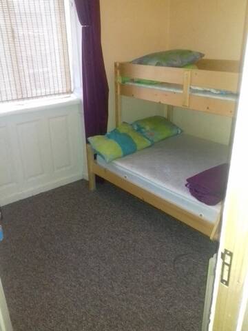 Фото номера Бюджетный трехместный номер Хостелы Chernivtsi city center hostel г. Черновцы 6