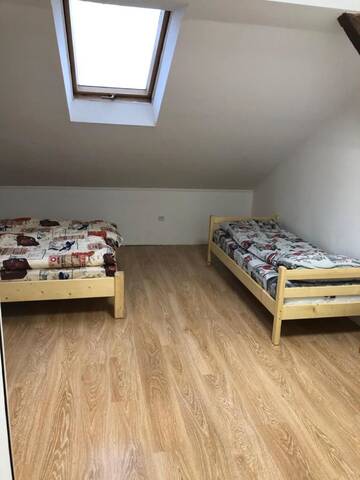 Фото номера Трехместный номер «Комфорт» с душем Хостелы Hostel U Pottera г. Черновцы 2