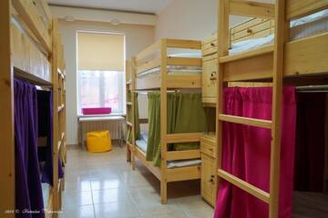 Фото номера Кровать в общем 8-местном номере для мужчин и женщин Хостелы Coin Apartments &amp; Hostel г. Черновцы 5