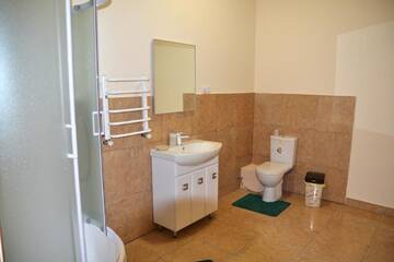 Фото номера Люкс с собственной ванной комнатой Хостелы Coin Apartments &amp; Hostel г. Черновцы 12